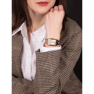 Essence ES6594FE.410 Kadın Kol Saati | 26 mm Rose Gold Kasa, Dikdörtgen Kadran, Modern Çelik Tasarım